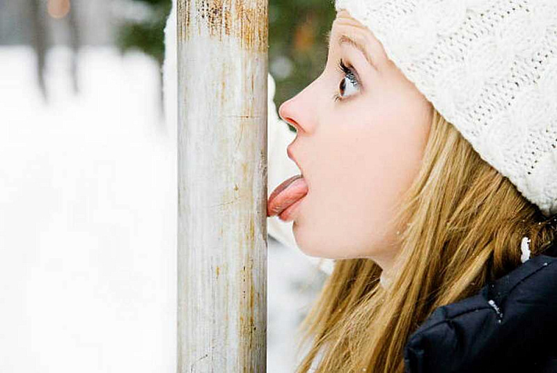 Девушка лижет столб на морозе.jpg